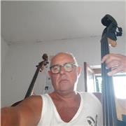 Docente di musica impartisce lezioni di teoria musica ad approccio allo strumento